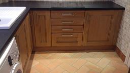 Dales Knotty Oak kitchen fitted with Encore worktops