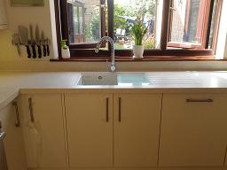 Logica Gloss Ivory Kitchen fitted with Encore Calico worktops