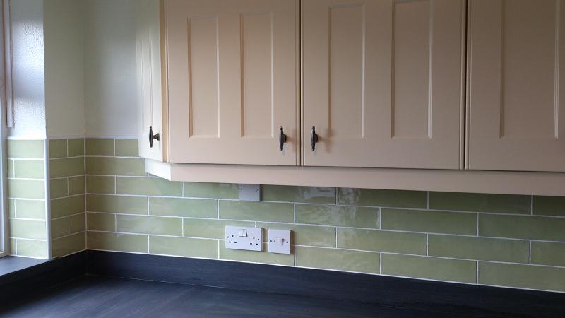Optima T-bar Buttermilk kitchen fitted in Lowestoft with laminate worktops and pistachio wall tiles